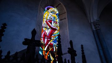 La iglesia de Lyons remueve las ventanas de vidrio manchadas del sacerdote pedófilo.